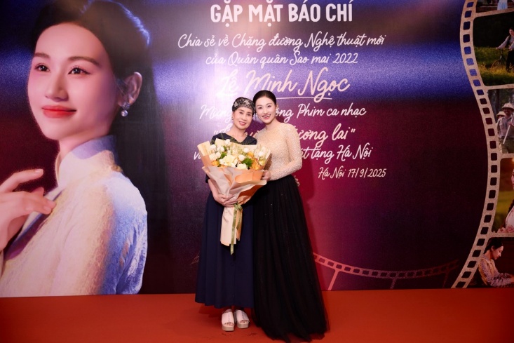 Lê Minh Ngọc và cô giáo - NSƯT Thu Hằng.