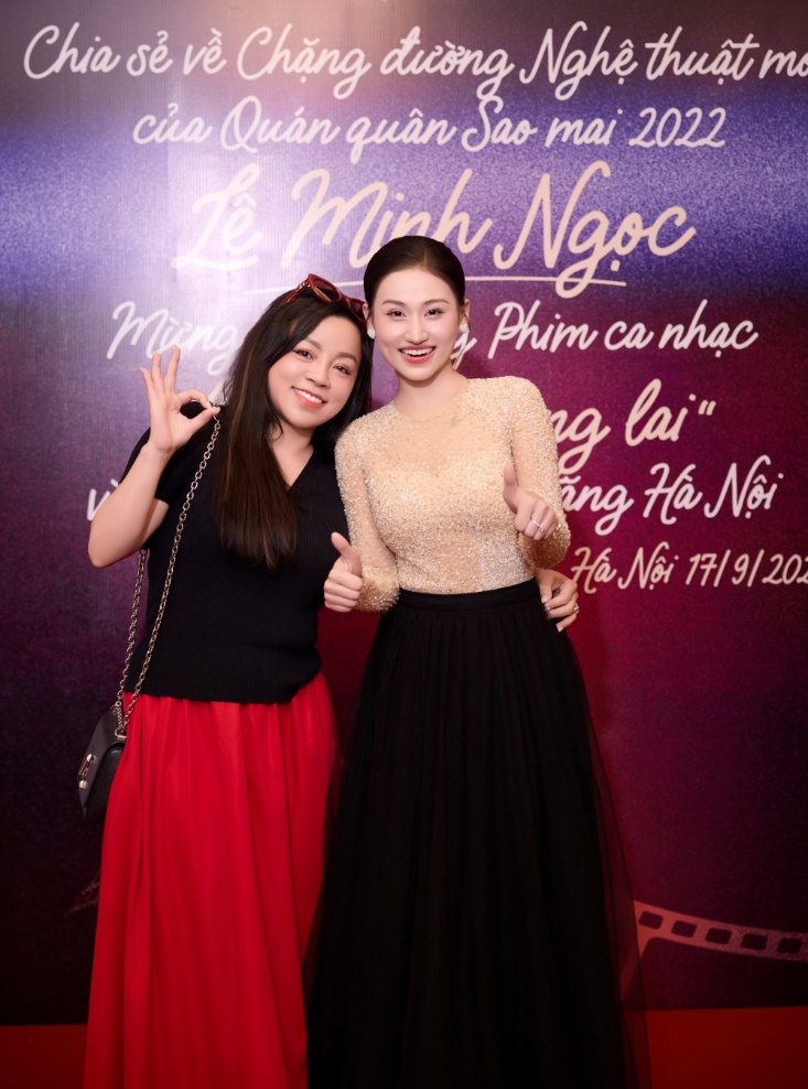 NSƯT Tố Nga cũng tới chúc mừng.