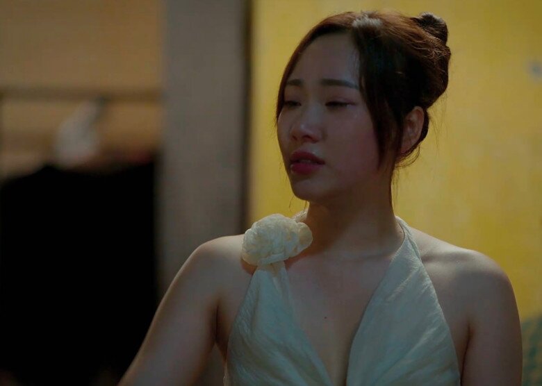 Cô có màn than thân trách phận khiến người xem ngao ngán thay vì đồng cảm.