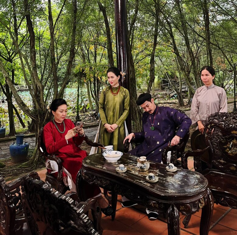 Thùy Trang ở hậu trường phim mới.