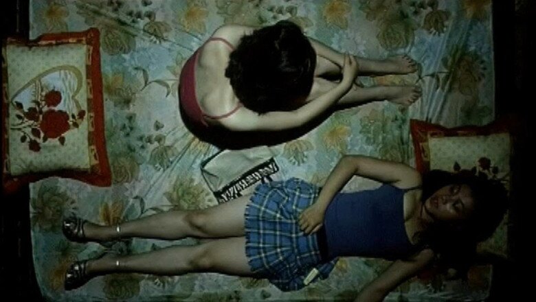 Cảnh Mai nằm cạnh đồng nghiệp trong phim.