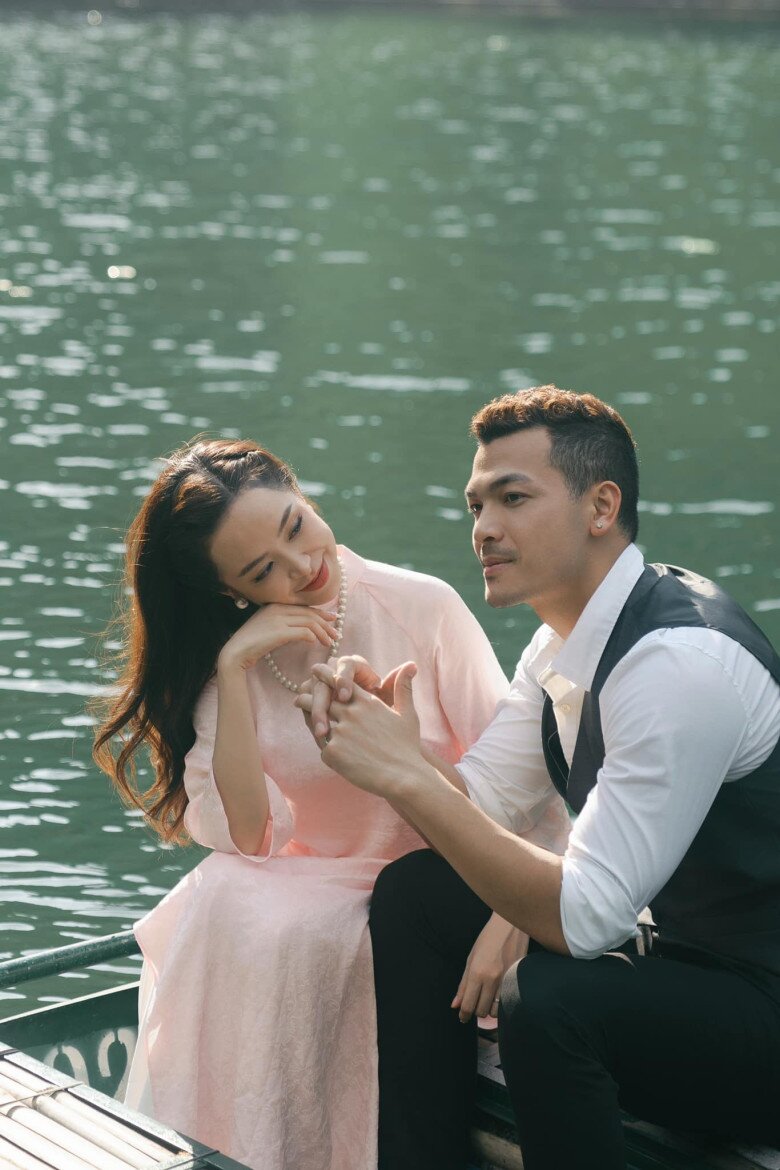 Kim Oanh nhận xét Vũ Tuấn Việt là người đàn ông có trách nhiệm, quan tâm tới gia đình và luôn nỗ lực không ngừng trong cuộc sống. Anh rất tôn trọng công việc của vợ nên sau khi kết hôn, cả 2 vẫn tiếp tục hoạt động trong lĩnh vực giải trí.