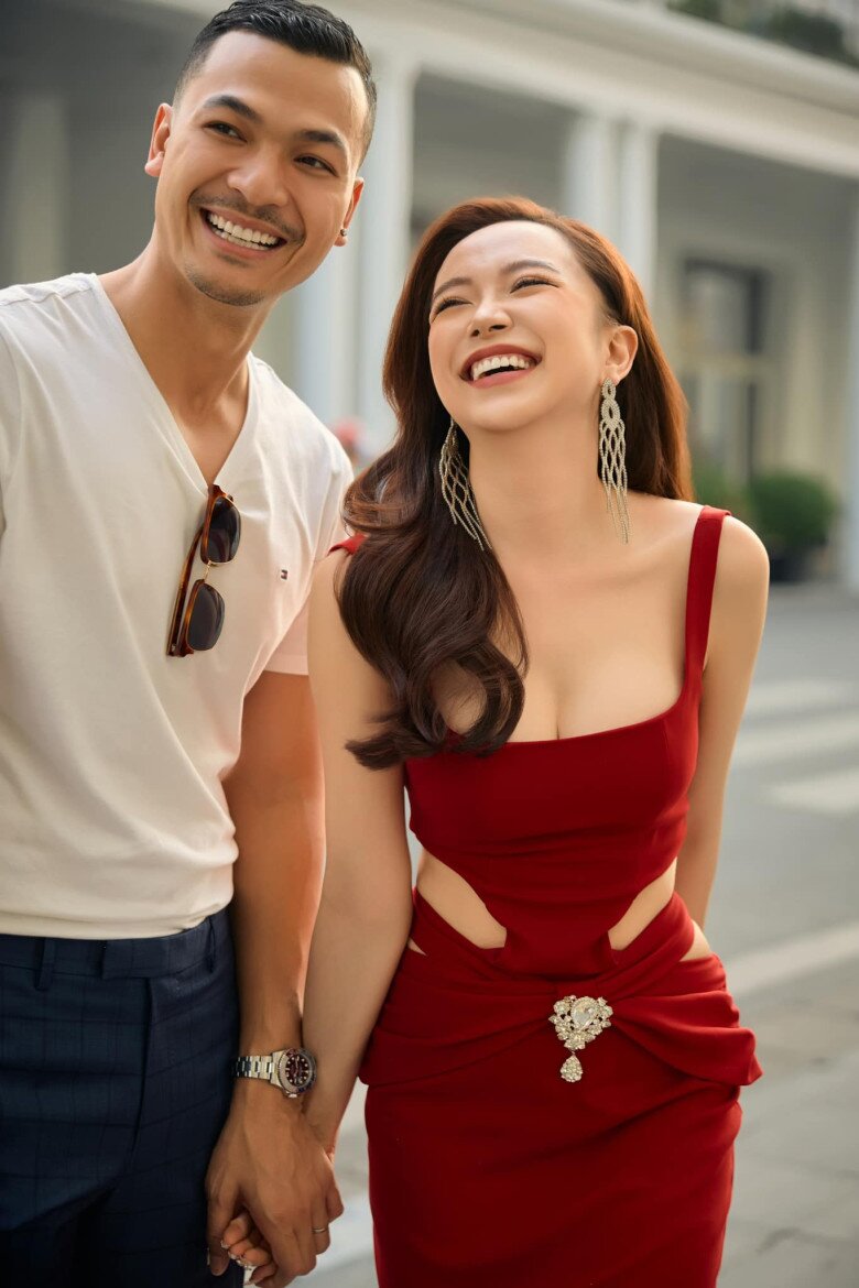 Là nghệ sĩ, tôi có sự nhạy cảm và bay bổng trong công việc, nhưng khi trở về đời thường, tôi sống thiên về lý trí. Trong gia đình, tôi phải cân bằng giữa nghệ thuật, công việc và trách nhiệm làm trụ cột. Chúng tôi hỗ trợ nhau để giữ cuộc sống hài hòa, không để sự bay bổng lấn át - Vũ Tuấn Việt bộc bạch.