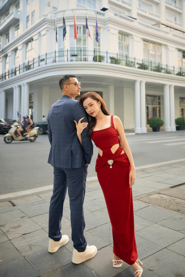 Nam nghệ sĩ nói thêm: Tôi không phải kiểu đàn ông chỉ lo kiếm tiền mà bỏ bê việc nhà. Tôi luôn sẵn sàng chia sẻ với vợ từ những việc nhỏ như nấu ăn, rửa bát, giặt giũ cho đến chăm sóc cô ấy trong những dịp đặc biệt như sinh nhật hay kỷ niệm. Tôi cũng thích nấu ăn, một phần vì nấu ăn giúp tôi thư giãn và kết nối hơn với gia đình.