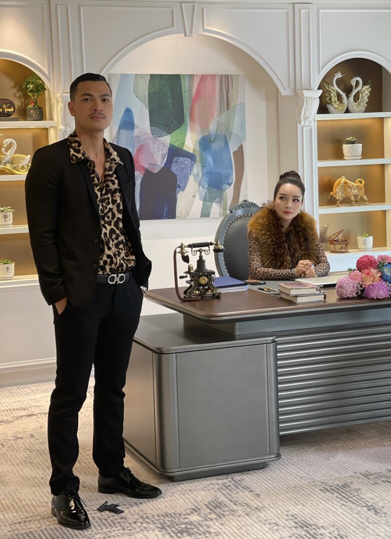 Bạn diễn Mai Thu Huyền cũng trêu đùa Tuấn Việt: “Em giống nhân tình của chị hơn là con của chị”. Lý giải về tình huống chị mẹ - em con, nữ diễn viên Mặt Trời Lạnh sau đó bật mí rằng thời điểm đó Tuấn Việt đang đóng 1 bộ phim khác có tạo hình để râu, nên anh buộc phải giữ raccord để đảm bảo không bị ảnh hưởng đến tiến độ quay của dự án. 