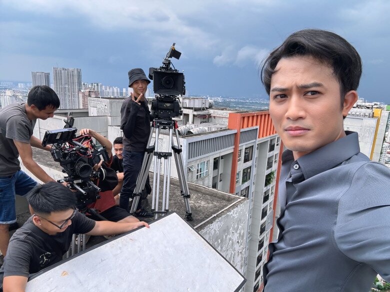 Hiện nam diễn viên đang bận rộn quay phim Gió Ngang Khoảng Trời Xanh cùng Phương Oanh.