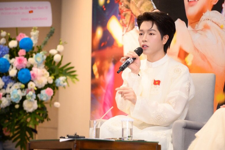 Đức Phúc tại buổi giao lưu với truyền thông báo chí sau khi giành ngôi vị Quán quân tại cuộc thi âm nhạc quốc tế Intervision Song Contest 2025.