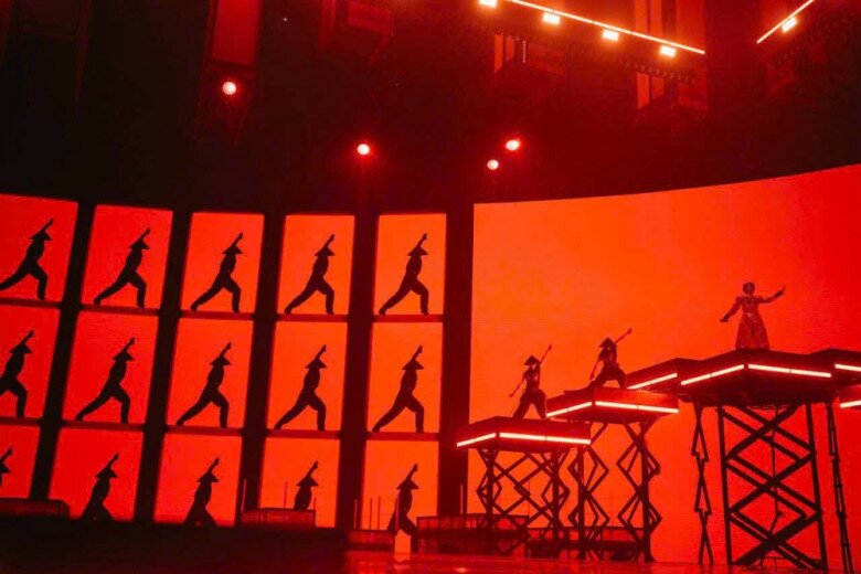 Sân khấu tiết mục Phù Đổng Thiên Vương của Đức Phúc tại Nga.