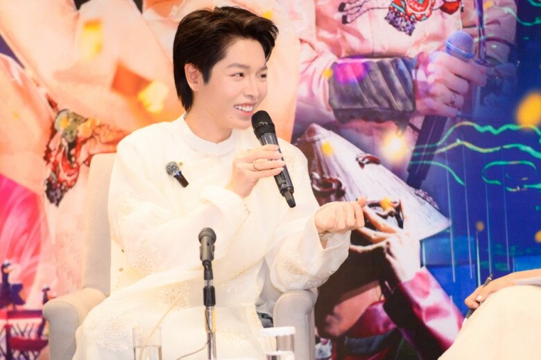 Nam ca sĩ hài hước kể chuyện mặc cả với BTC cho tiết mục của mình.