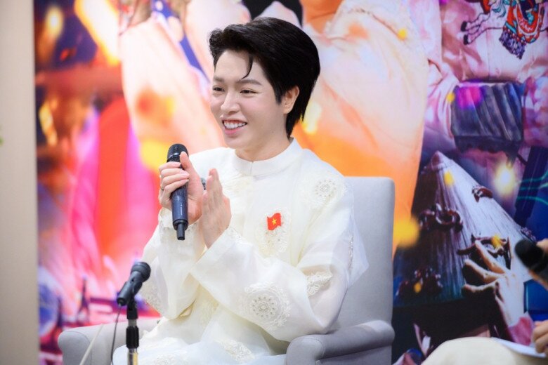 Đức Phúc cho biết sẽ dành số tiền 1 tỷ đồng để quyên góp vào các quỹ từ thiện tại Việt Nam.