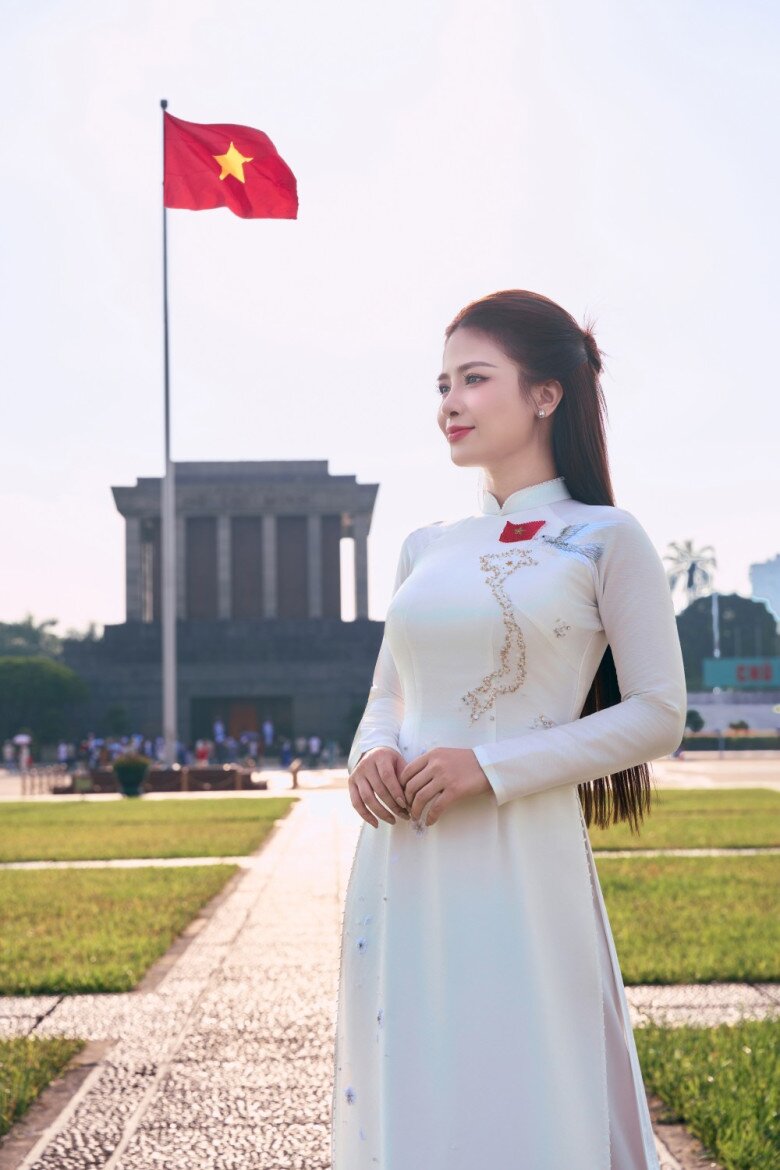 Dương Hoàng Yến vừa giới thiệu đến khán giả sản phẩm âm nhạc mới mang tên Tổ quốc trong ánh mặt trời.
