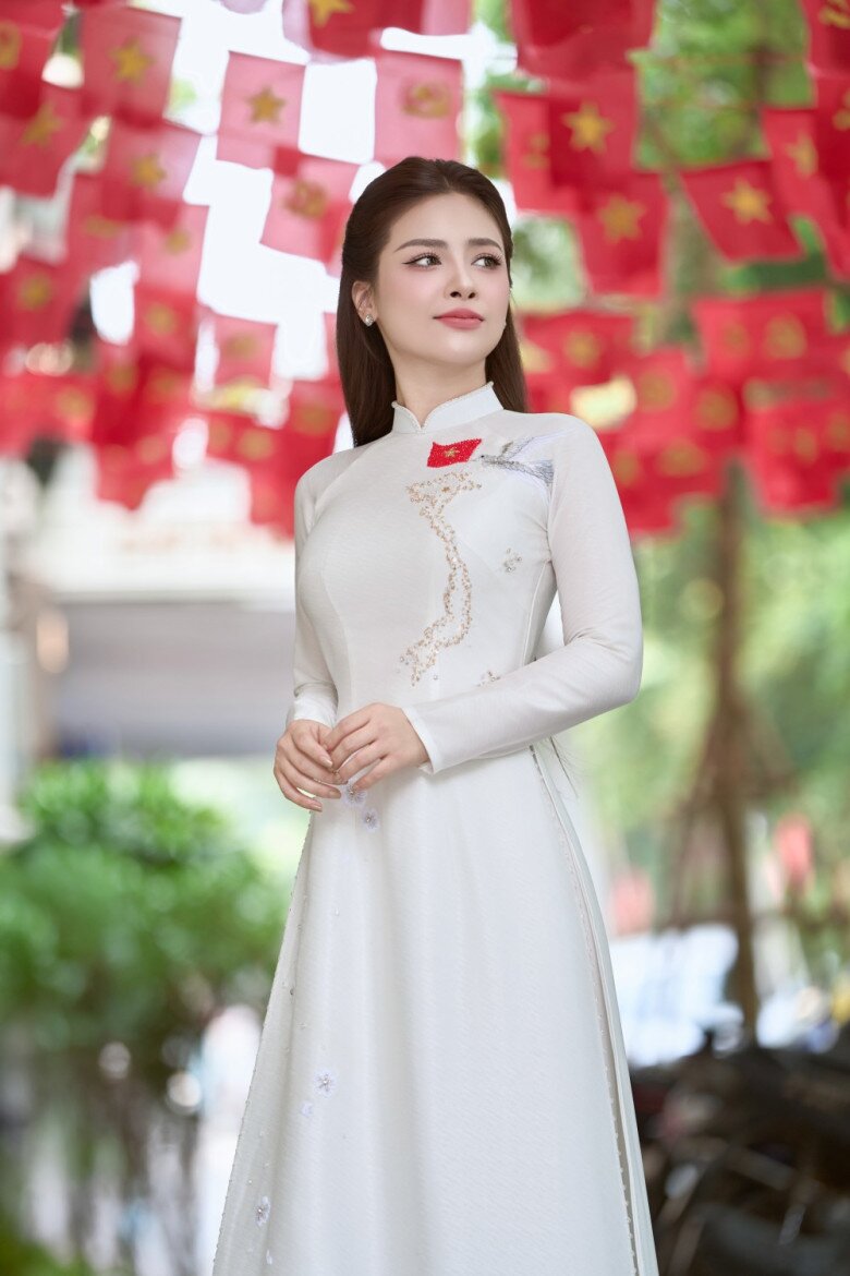 Dương Hoàng Yến luôn mang trong tim tình yêu lớn lao với đất nước, lại may mắn được góp mặt trong nhiều chương trình ca nhạc ý nghĩa.