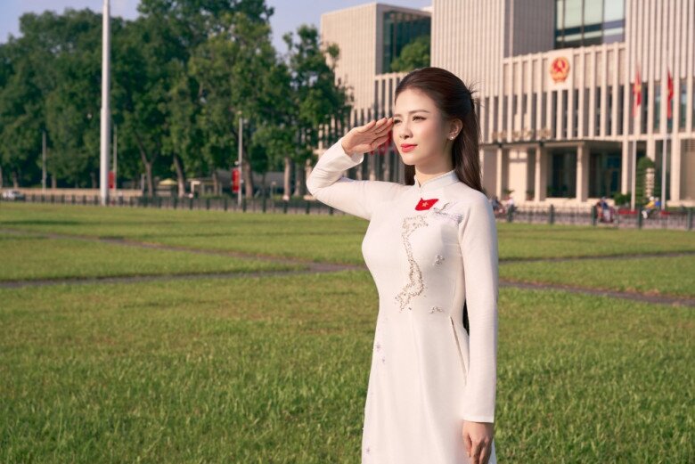 Nữ ca sĩ đã vô cùng xúc động khi nghe những câu hát đầu tiên của ca khúc Tổ quốc trong ánh mặt trời.