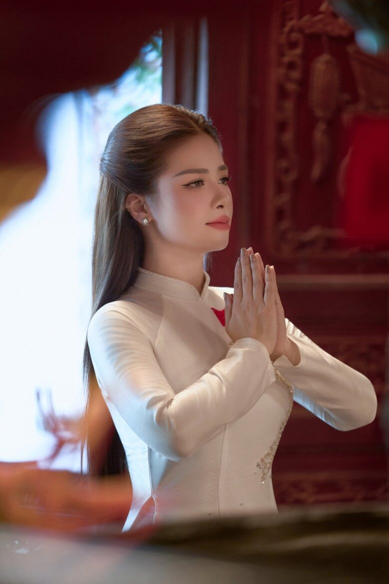 Dương Hoàng Yến thực hiện MV với những hình ảnh đẹp đẽ của đất nước.