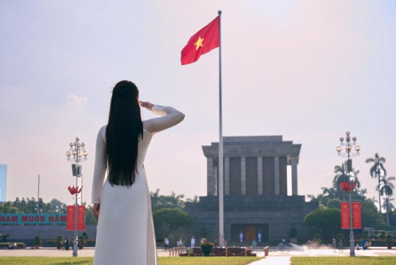 Giọng hát tình cảm, nhẹ nhàng kết hợp với những hình ảnh trong MV đã tạo nên một sản phẩm âm nhạc mượt mà, nhiều cảm xúc.