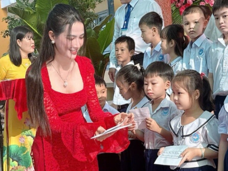 Hoa hậu Phan Thị Mơ trao quà, hỗ trợ học sinh nghèo trước thềm năm học mới