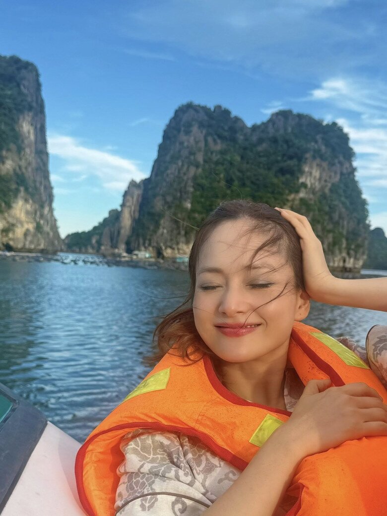 Hiện tại, cô chọn cách sống chậm lại, tập trung chăm sóc con và giữ gìn sức khỏe thể chất lẫn tinh thần. 