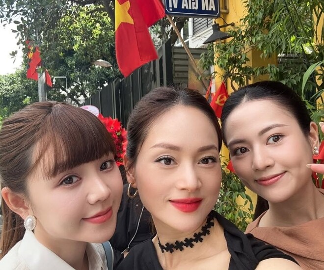 Hình ảnh Lan Phương trên trường quay cùng Quỳnh Kool và Việt Hoa.