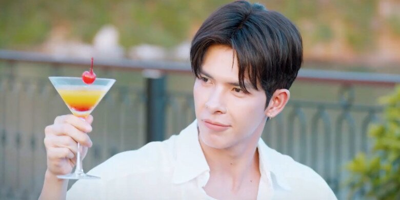 Trường là người đàn ông thành đạt, có vẻ ngoài đầy mê hoặc, cực kỳ thấu hiểu tâm lý phụ nữ nhưng lại theo chủ nghĩa tự do, nói không với ràng buộc.