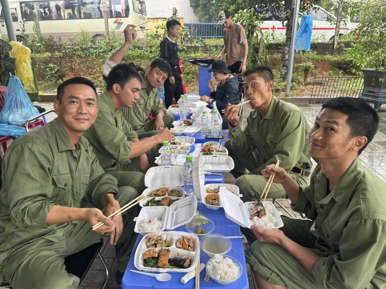 Hứa Vĩ Văn ăn cơm trên phim trường cùng các thành viên tiểu đội 1 như Đỗ Nhật Hoàng (vai Cường), Phương Nam (vai Tạ)... 