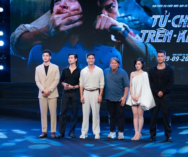 Dàn diễn viên tại showcase phim ở Hà Nội. 