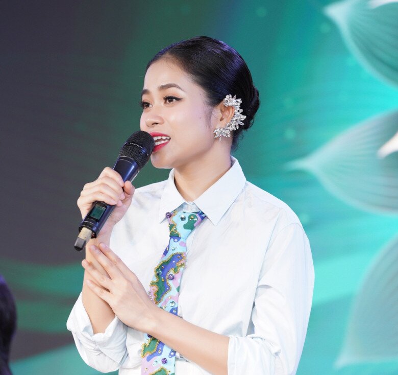 Nữ Đại úy - Quán quân Sao Mai 2015 Hoàng Hồng Ngọc tại buổi họp báo giới thiệu liveshow Bông hoa ánh thép.