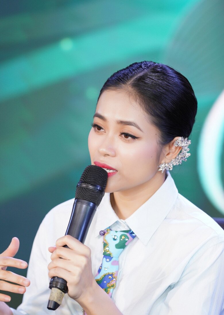Hoàng Hồng Ngọc có hành trình theo đuổi nghệ thuật không suôn sẻ.