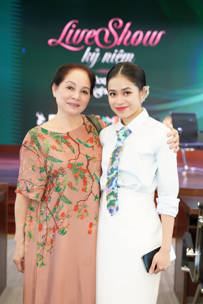 NSND Hà Thuỷ có mặt tại buổi họp báo, chia sẻ nhiều điều về cô học trò của mình.