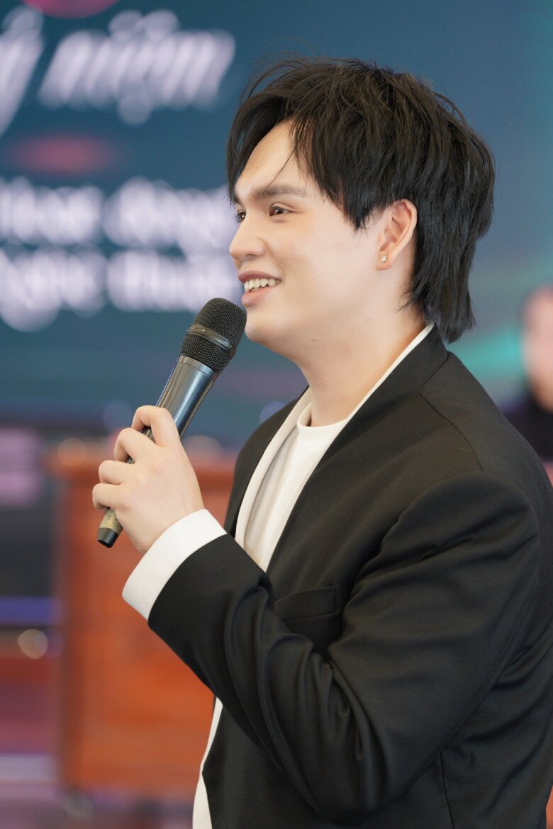 Ca sĩ Nguyễn Trần Trung Quân muốn mời Hoàng Hồng Ngọc sản xuất 1 album cho mình.