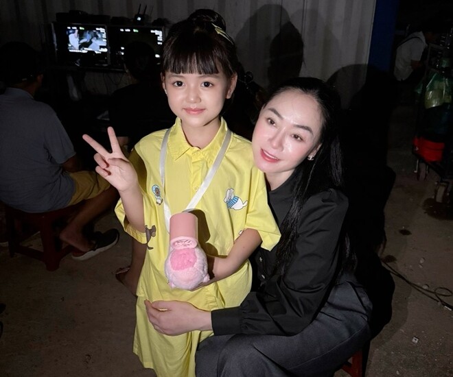 Quách Thu Phương chia sẻ hậu trường quay cùng sao nhí Cherry An Nhiên tại Khu công nghiệp Ngọc Hồi (Hà Nội) lúc hơn 2h sáng ngày 30/7.