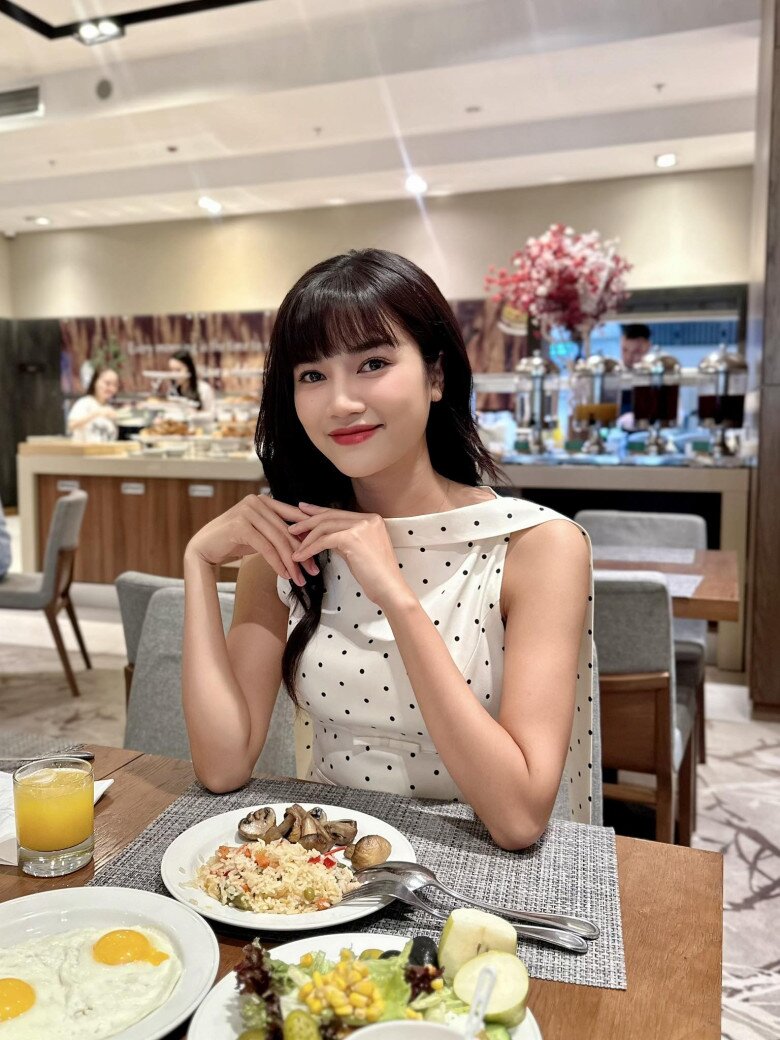 Diễn viên Anh Đào sinh năm 1996 ở Bắc Giang, trong gia đình không có ai làm nghệ thuật. Cô tốt nghiệp Đại học Sân khấu - Điện ảnh Hà Nội và hiện công tác tại sân khấu Lệ Ngọc.