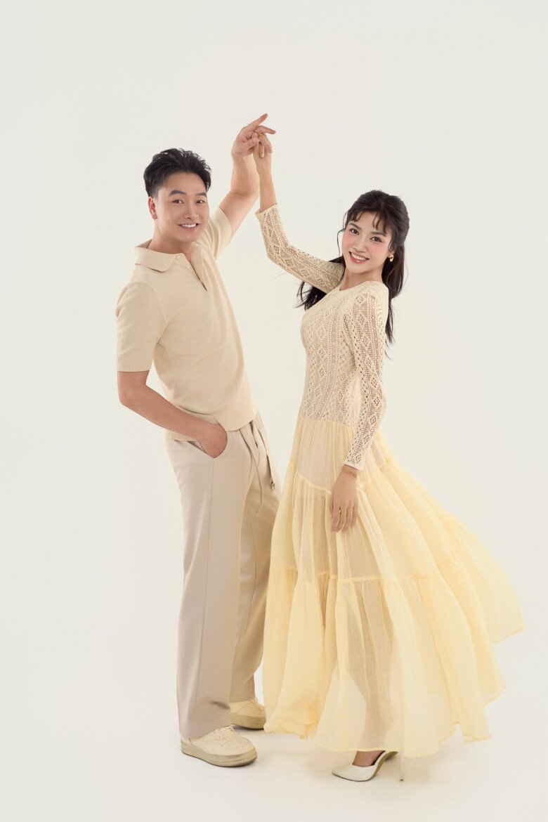 Tuấn và Oanh đúng chuẩn oan gia ngõ hẹp, thường xuyên bất đồng, hễ gặp nhau lại khẩu chiến. Tuy nhiên trải qua nhiều chuyện, cả hai dần thấu hiểu, hỗ trợ nhau rồi yêu nhau lúc nào không hay.