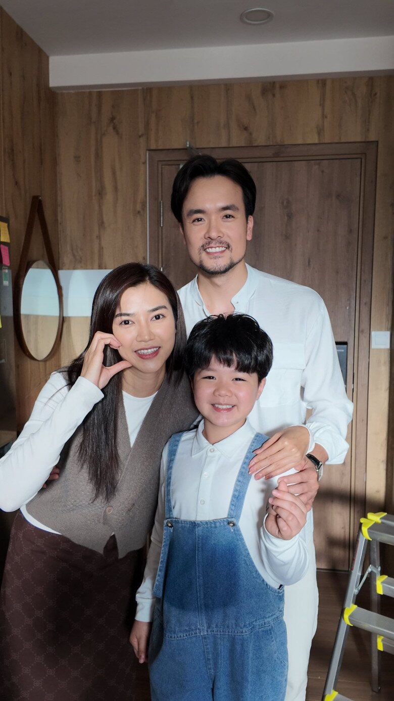 Khi được nhắc về phản ứng của Anh Tuấn trước việc vợ và Trọng Lân diễn vai tình nhân quá ăn ý, Anh Đào dí dỏm chia sẻ với khán giả: Nhà cháu lại rất vui khi sự nghiệp của cháu được mọi người đón nhận bác ạ. Phúc phần của cháu lớn quá ạ.