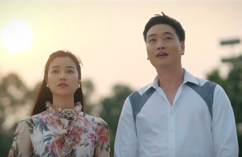 Trong đó, Tuấn là ông bố trẻ “gà trống nuôi con”, vừa chăm sóc cô con gái nhỏ (Cherry An Nhiên) vừa gánh vác trách nhiệm với người cha già lẩm cẩm. Còn Oanh làm mẹ đơn thân luôn phải gồng lên mạnh mẽ để vượt qua áp lực cơm áo gạo tiền và nuôi cậu con trai Khoai (Gia Nghĩa) nên người. 