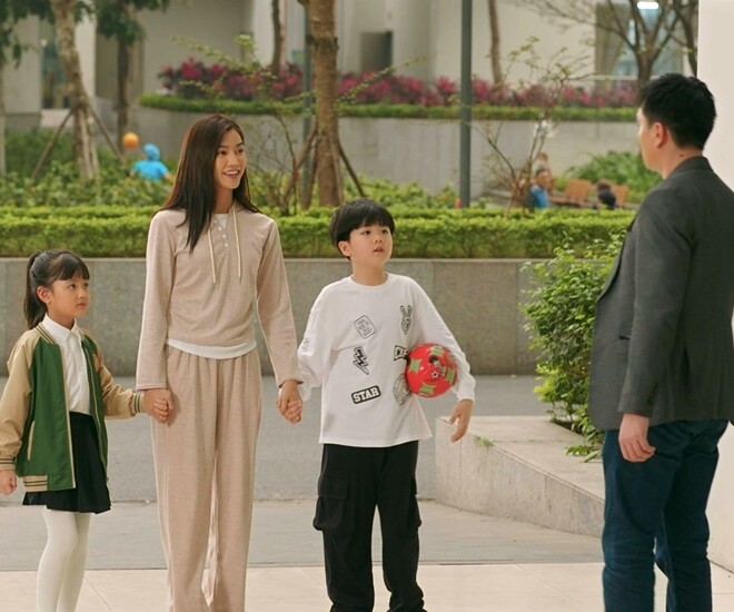 Sau hơn 2 tháng phát sóng, bộ phim giờ vàng Cầu Vồng Ở Phía Chân Trời nhận được thiện cảm từ đông đảo khán giả bởi nội dung nhẹ nhàng, vui vẻ, gần gũi đời thường. Lấy bối cảnh đô thị nhộn nhịp, tác phẩm xoay quanh 2 gia đình đơn thân sống cạnh nhau trong cùng khu chung cư.