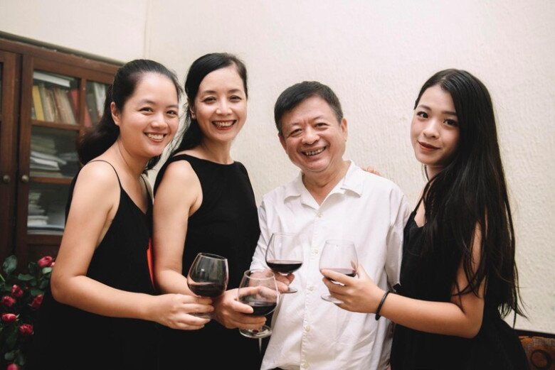 Vợ chồng nữ nghệ sĩ và 2 ái nữ.