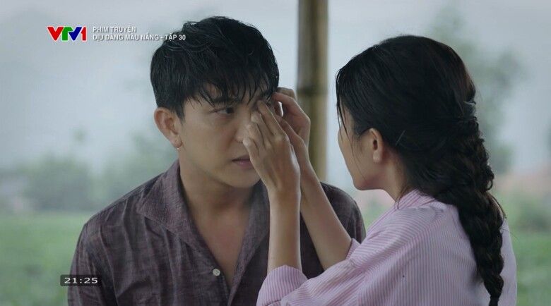 Phong hiểu hơn về con người Xuân, về cuộc sống vất vả của cô.