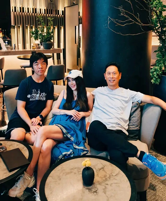 Nữ diễn viên đăng ảnh chụp cùng chồng con. Được biết con trai Ôn Bích Hà đang học trung học ở Mỹ.