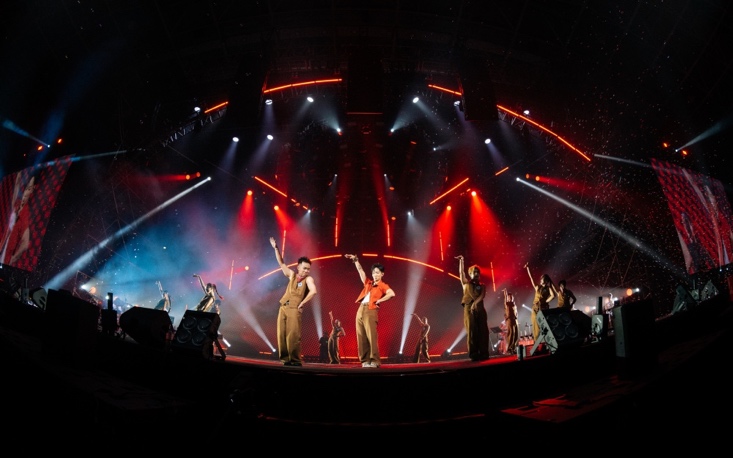 Hoàng Dũng sử dụng micro cài, vừa hát vừa nhảy cùng vũ đoàn ở phần đầu concert.