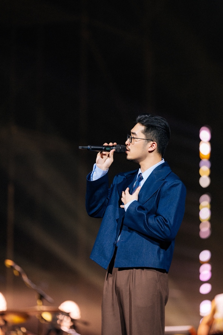 Hoàng Dũng hát nhảy liên tục 3,5 tiếng, trình diễn hơn 30 ca khúc trong concert amp;#34;Xoay trònamp;#34; - 10