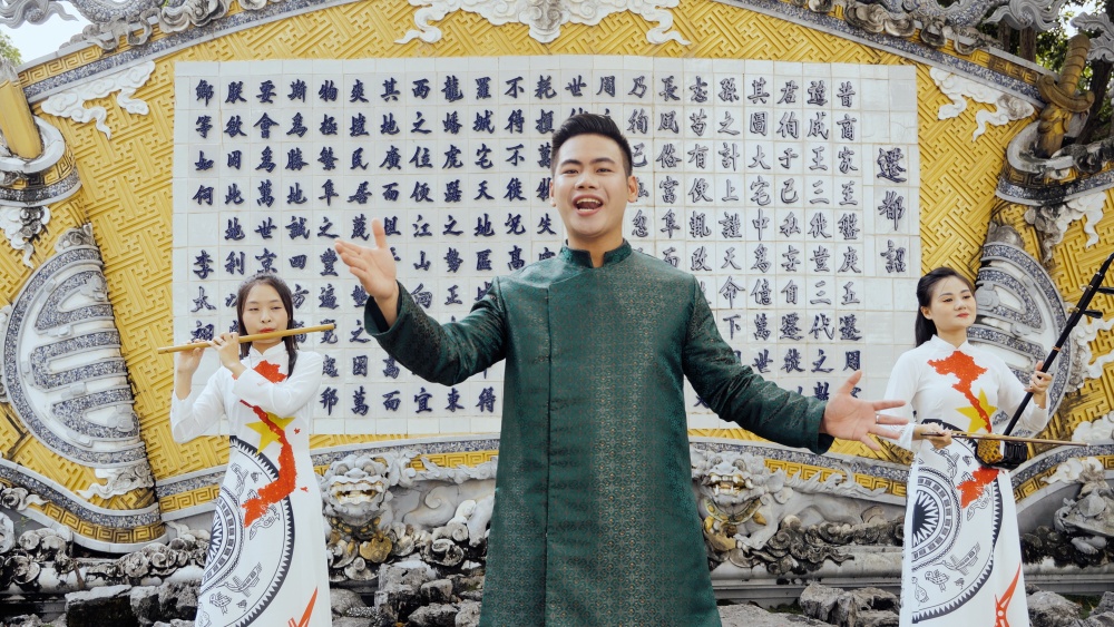 Bức Thiên đô chiếu bằng gốm Bát Tràng trong MV Truyền thống Việt Nam.