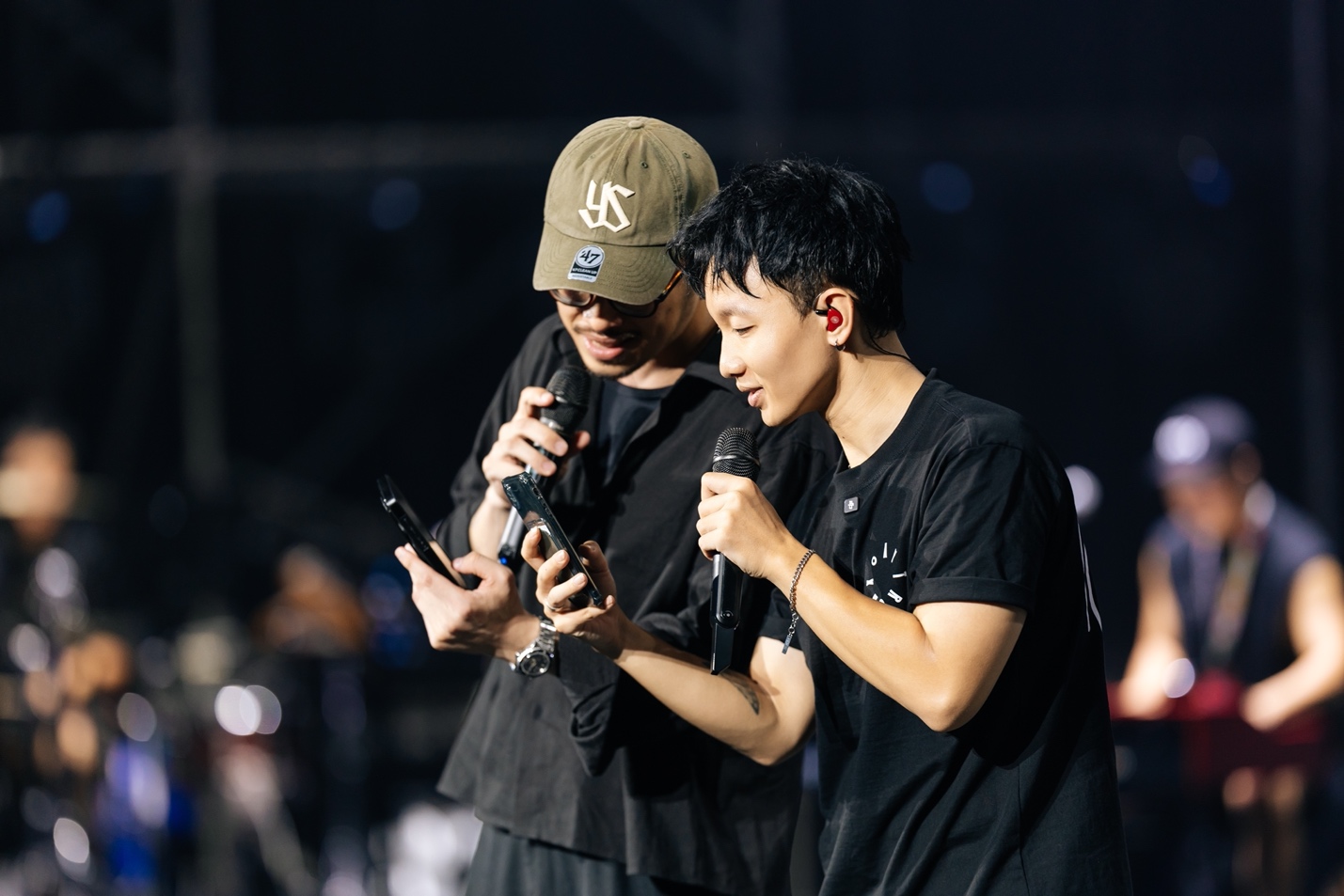 Vũ. cũng là khách mời của concert Xoay tròn.