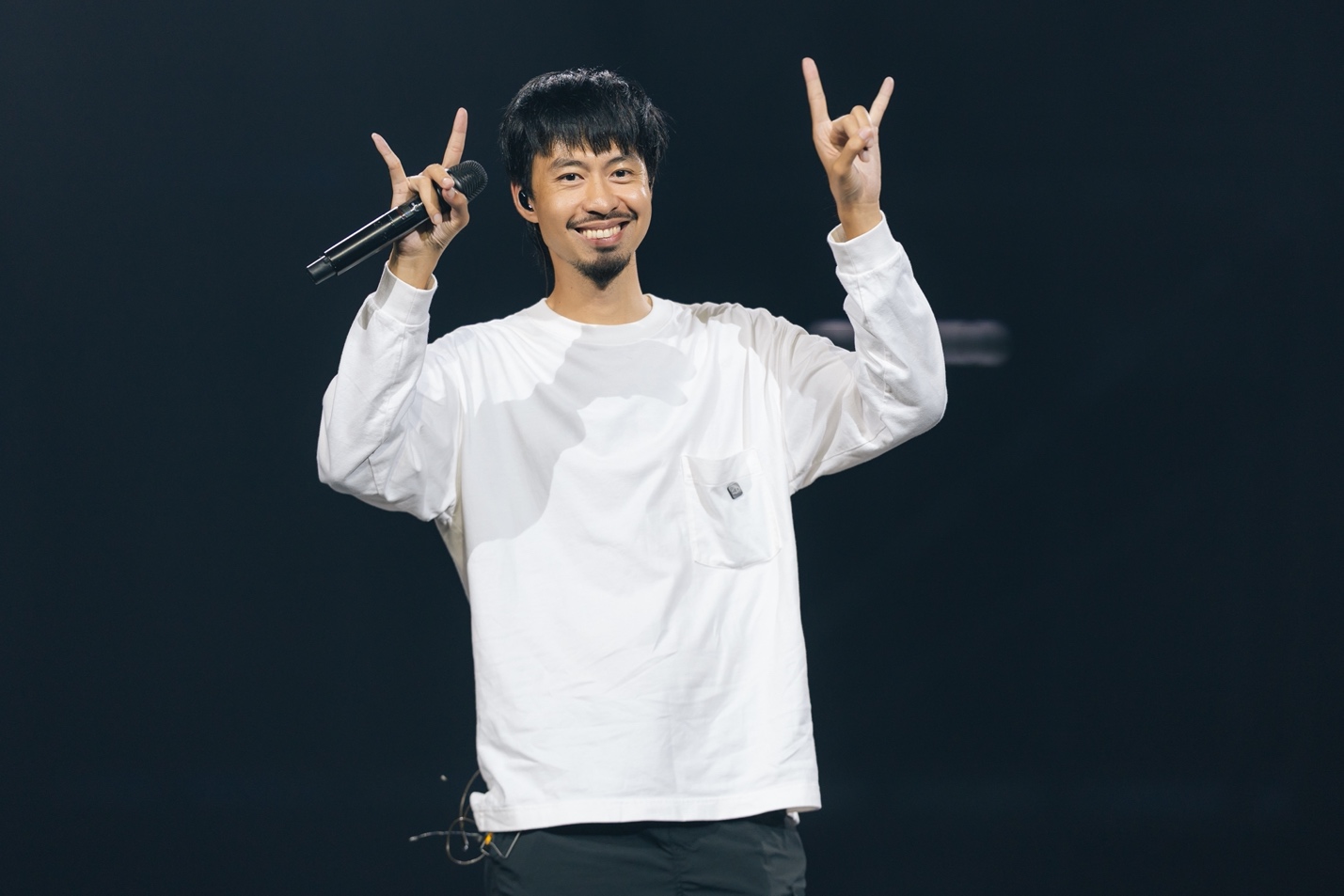 Đen vui vẻ trong trong loạt ảnh hậu trường concert Xoay tròn.