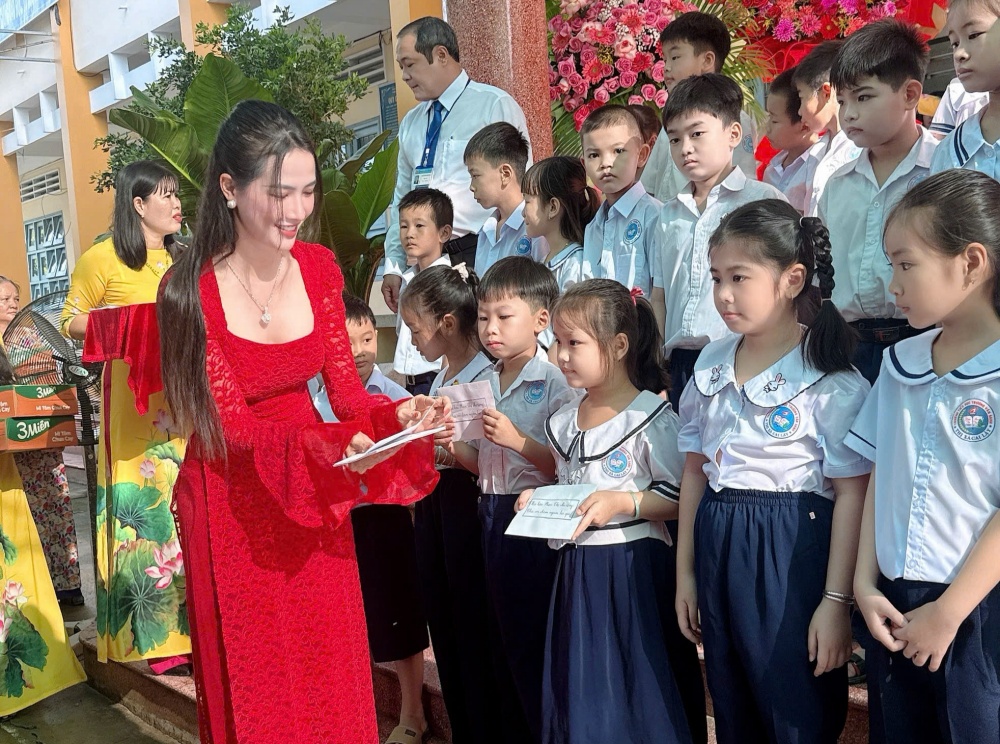 Nàng hậu 9X dành tặng 100 phần quà và tiền mặt, hỗ trợ những hoàn cảnh khó khăn vươn lên trong học tập. 