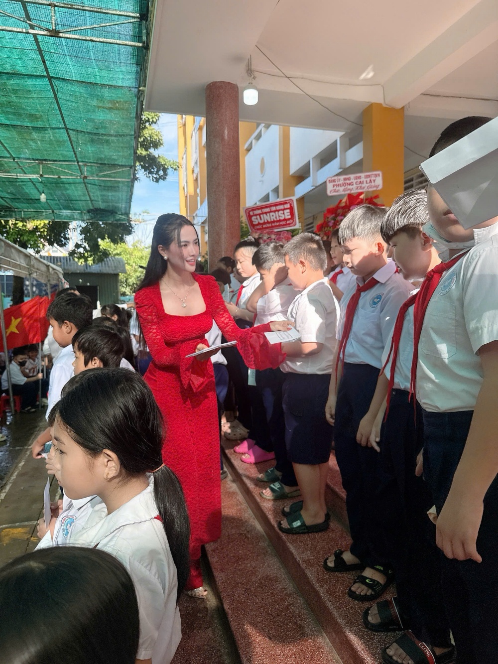 Trong chuyến tham dự lễ khai giảng tại trường Tiểu học Trương Văn Sanh, khi nhìn các em nhỏ với áo trắng, khăn quàng đỏ trên vai, Phan Thị Mơ bồi hồi nhớ về mình của ngày bé.
