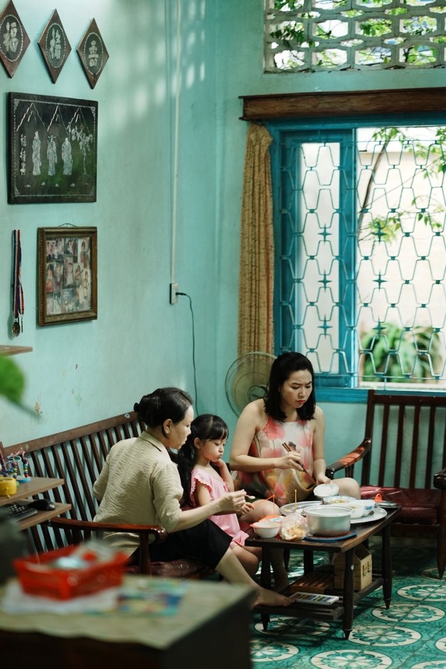 Không chỉ khắc họa tình cảm gia đình, Cục Vàng Của Ngoại còn mở rộng thành bức tranh tình làng nghĩa xóm, phản ánh đầy đủ hỷ nộ ái ố của đời sống thường nhật.