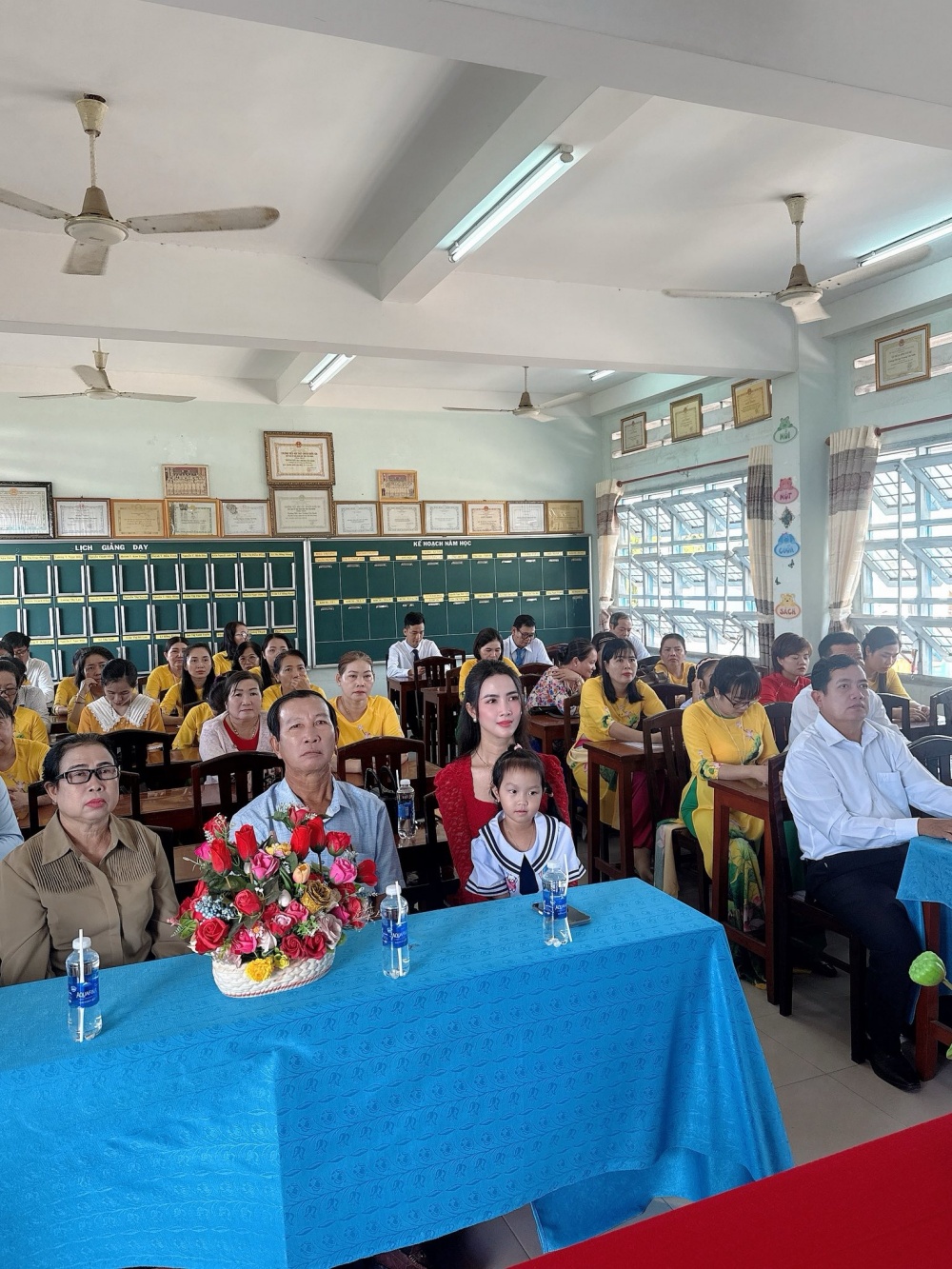 Hoa hậu Phan Thị Mơ trao quà, hỗ trợ học sinh nghèo trước thềm năm học mới - 3
