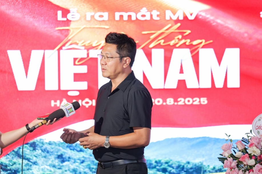 NSND Quốc Hưng - Giám đốc Học viện Âm nhạc Quốc gia Việt Nam - phát biểu tại buổi họp báo.