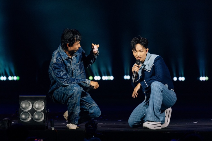 Hoàng Dũng hát nhảy liên tục 3,5 tiếng, trình diễn hơn 30 ca khúc trong concert amp;#34;Xoay trònamp;#34; - 14
