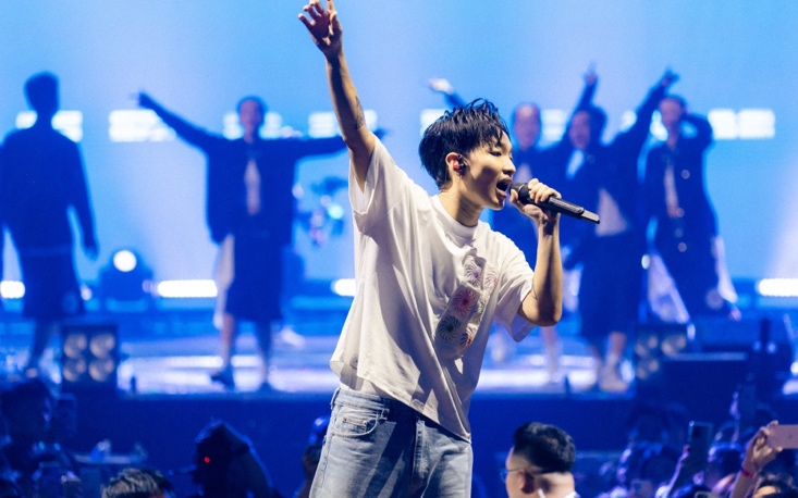 Hoàng Dũng hát nhảy liên tục 3,5 tiếng, trình diễn hơn 30 ca khúc trong concert amp;#34;Xoay trònamp;#34; - 16